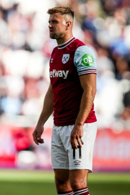 West Ham United takımının Niclas Fullkrug 'ı, Premier League maçında West Ham United' ın Bournemouth 'a karşı 5 Nisan 2025' te Londra 'daki Londra Stadyumu' nda seyrediyor.