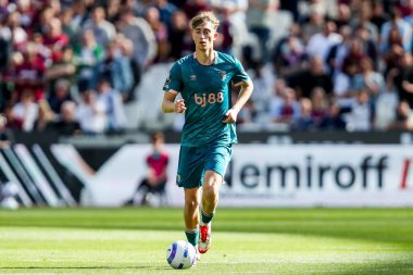 AFC Bournemouth takımından Dean Huijsen, Premier League maçında topla koşuyor. West Ham United, Bournemouth 'a karşı Londra Stadyumu' nda, 5 Nisan 2025