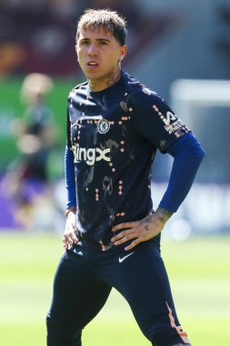 Chelsea 'den Enzo Fernandez, Premier Lig karşılaşması öncesinde 6 Nisan 2025' te Londra 'daki Gtech Community Stadyumu' nda Brentford Chelsea 'ye karşı ısınıyor.