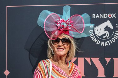 Bayanlar, Randox Grand National 2025 Bayram Günü 'nde İngiltere' nin Liverpool kentindeki Aintree Hipodromu 'na gelir.