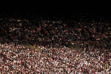 West Ham United taraftarları 5 Nisan 2025 'te Londra' daki Londra Stadyumu 'nda oynanan Premier League maçını izliyorlar.