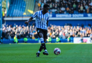 Sheffield Wednesday 'den Djeidi Gassama, 5 Nisan 2025' te İngiltere 'nin Hillsborough kentinde Çarşamba günü oynanan Gök İddia Şampiyonası maçında pas veriyor.