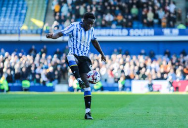 Sheffield Wednesday 'den Djeidi Gassama, 5 Nisan 2025' te İngiltere 'nin Hillsborough kentinde Çarşamba günü oynanan Hava İddia Şampiyonası maçında topu kontrol ediyor.