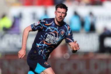 Blackpool takımından Jake Beesley 5 Nisan 2025 'te New York Stadyumu' nda oynanan maçta Rotherham United, Blackpool 'a karşı.