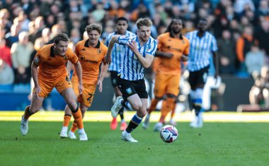 Sheffield Çarşamba günü Sheffield Wednesday 'in 5 Nisan 2025' te Hillsborough, Sheffield, İngiltere 'de Hull City' ye karşı oynadığı Sky Bet Şampiyonası maçında topu kırıyor.
