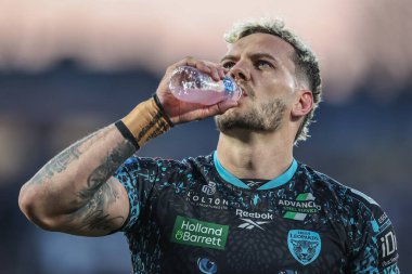 Leigh Leoparları 'ndan Ethan O' neill 4 Nisan 2025 'te Birleşik Krallık' ın Wakefield Stadyumu 'nda oynanan Betfred Challenge Kupası çeyrek final maçında ısınma turunda Wakefield Trinity, Leigh Leopards' a karşı.