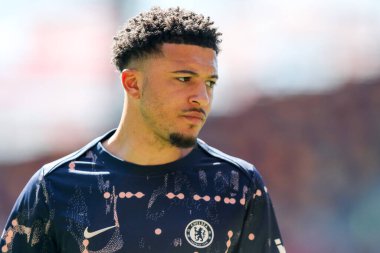 Chelsea 'den Jadon Sancho, Premier Lig karşılaşması öncesinde 6 Nisan 2025' te Londra 'daki Gtech Community Stadyumu' nda Brentford Chelsea 'ye karşı ısınıyor.