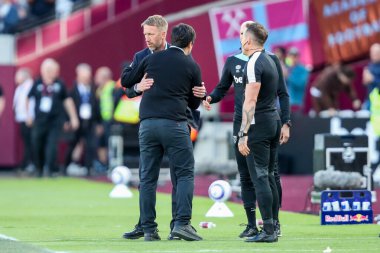 West Ham United takımlarından Graham Potter, 5 Nisan 2025 'te Londra Stadyumu' nda oynanan Premier League maçı sonrasında takımlar berabere kaldıktan sonra AFC Bournemouth takımından Andoni Iraola 'yı kucakladı.