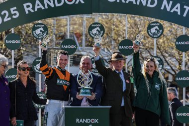Patrick Mullins, Stewart Andrews ve Willie Mullins, 5 Nisan 2025 'te Aintree Yarış Pisti' nde düzenlenen Randox Grand National 2025 Ulusal Günü 'nde Grand National Trohpy' yi kaldırdılar.