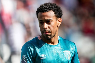 AFC Bournemouth takımından James Hill, 5 Nisan 2025 'te Londra' daki Londra Stadyumu 'nda oynanan Premier League maçı öncesinde sıralanır.