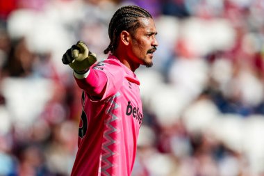 West Ham United takımının Alphonse Areola takımı, 5 Nisan 2025 'te Londra' daki Londra Stadyumu 'nda oynanan Premier League maçında takım talimatlarını verdi.