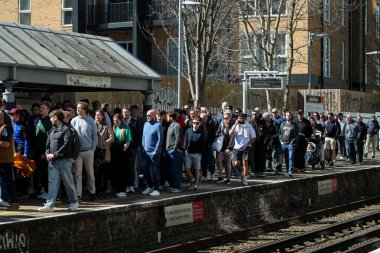 Taraftarlar Premier Lig karşılaşması öncesinde Kew Köprüsü İstasyonu 'na vardılar Brentford Chelsea' ye karşı Gtech Community Stadyumu, Londra, İngiltere, 6 Nisan 2025