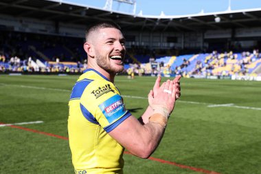 Warrington Wolves 'tan Danny Walker, 5 Nisan 2025' te Warrington, İngiltere 'deki Halliwell Jones Stadyumu' nda oynanan Betfred Challenge Kupası çeyrek final maçı sonrasında ev sahibi taraftarlarını alkışlıyor.