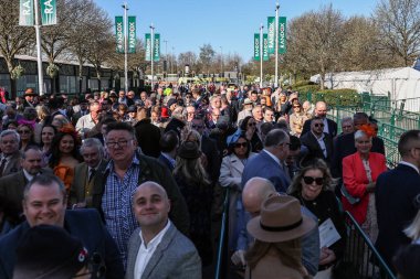 Yarışçılar Aintree 'ye 5 Nisan 2025' te Aintree Yarış Pisti 'nde düzenlenen Randox Grand National 2025 Günü' nde girdiler.