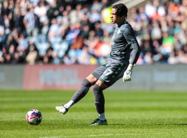 Pierce Charles Sheffield Wednesday kalecisi, Sheffield Wednesday 'in 5 Nisan 2025' te Hillsborough, Sheffield City 'de Hull City' ye karşı oynadığı Sky Bet Şampiyonası maçında pas veriyor.