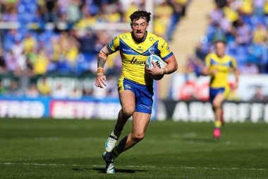 Warrington Wolves 'tan Matty Ashton, 5 Nisan 2025' te Halliwell Jones Stadyumu, Warrington, Birleşik Krallık 'ta oynanan Betfred Challenge Kupası çeyrek final karşılaşmasında topu aldı.