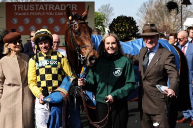 Salvator Mundi, Paul Townend tarafından yarışın galipleri arasında çalıştırıcı Willie Mullins ile birlikte Randox Grand 2025 Kadınlar Günü 'nde Randox Grand National 2025. gününde İngiltere, Liverpool, Aintree Hipodromu' nda