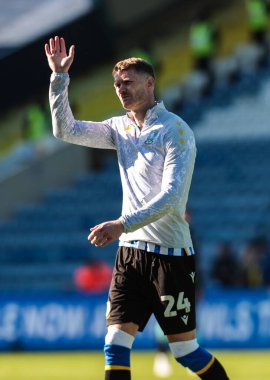 Sheffield 'li Michael Smith, 5 Nisan 2025' te İngiltere 'nin başkenti Sheffield' da Çarşamba günü oynanan ve Sheffield 'ın Hull City' ye karşı oynadığı final maçı sırasında taraftarları alkışlıyor.