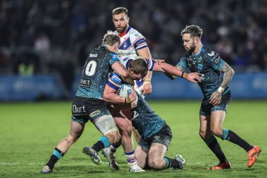 Wakefield Trinity 'den Ky Rodwell, Leigh Leopards' dan Ethan O 'neill tarafından oynanan Betfred Challenge Kupası Final Maçı' nda Wakefield Trinity 'ye karşı Leigh Leoparları ile DIY Kitchens Stadyumu, Wakefield, İngiltere, 4 Nisan 2025