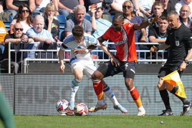 Luton Town 'dan Amari' i Bell, 5 Nisan 2025 'te Luton Town, Luton, İngiltere' de Leeds United 'a karşı oynanan Sky Bet Şampiyonası karşılaşmasında Leeds United' tan Daniel James 'e meydan okuyor.
