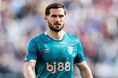 AFC Bournemouth takımından Lewis Cook, 5 Nisan 2025 'te Londra Stadyumu' nda oynanan Premier League maçı sırasında izlemektedir.