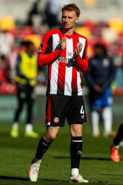Brentford 'dan Sepp Van Den Berg, Premier League maçının ardından 6 Nisan 2025' te Londra 'daki Gtech Community Stadyumu' nda Brentford Chelsea 'ye karşı oynanan maçın ardından takımlar berabere kaldıktan sonra taraftarları kabul ediyor.