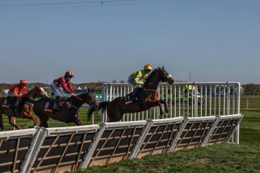 Harry Cobden 'ın sürdüğü Regent' s Stroll, 5 Nisan 2025 'te Aintree Yarış Pisti' nde düzenlenen Randox Grand National 2025 Günü 'nde yarışı önde götürüyor.