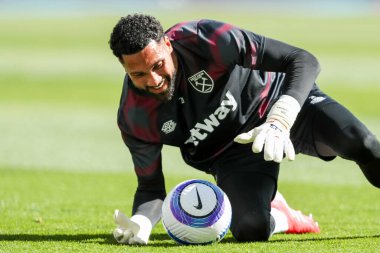 West Ham United takımından Wes Foderingham, 5 Nisan 2025 'te Londra' daki Londra Stadyumu 'nda oynanan Premier League maçından önce ısınıyor.