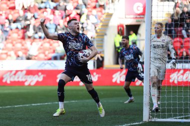 Blackpool 'dan Sonny Carey, 5 Nisan 2025' te New York Stadyumu 'nda oynanan Sky Bet Ligi 1 maçında 1-1' lik galibiyetini kutluyor.