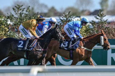 Charlie Maggs 'in sürdüğü rıhtıma yanaşan Michael Nolan' ın sürdüğü İmparatorluk Azizi, 5 Nisan 2025 'te Aintree Yarış Pisti, Liverpool' da düzenlenen Randox Grand National 2025 Ulusal Günü 'nde yarışacak.