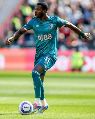 AFC Bournemouth takımından Dango Ouattara, Premier League maçında topla koşuyor. West Ham United, Bournemouth 'a karşı Londra Stadyumu, 5 Nisan 2025