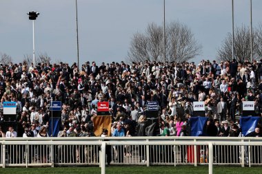 Aintree Yarış Pisti, Liverpool, Birleşik Krallık 'ta 4 Nisan 2025 Randox Grand National 2025 Kadınlar Günü sırasında tribünleri dolduran yarışçılar