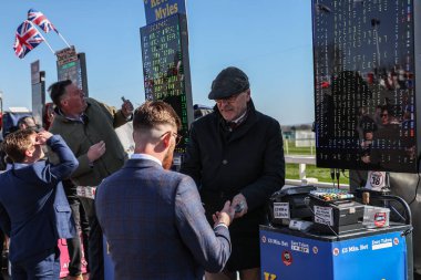 Yarışçılar, 5 Nisan 20255 'te Aintree Yarış Pisti, Liverpool' da düzenlenen Randox Grand National 2025 Ulusal Günü 'nde yarışlara bahis koydular.