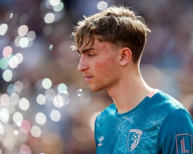 AFC Bournemouth takımından Dean Huijsen, Premier League maçından önce Londra Stadyumu 'nda 5 Nisan 2025' te West Ham United ve Bournemouth maçından sonra tünelden çıkıyor.