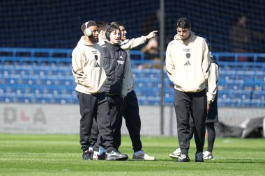 Leeds, 5 Nisan 2025 'te Luton Town, Lutworth Road, Luton, İngiltere' de Leeds United 'a karşı oynanan Sky Bet Şampiyonası karşılaşması öncesinde birleşmiş oyuncular.