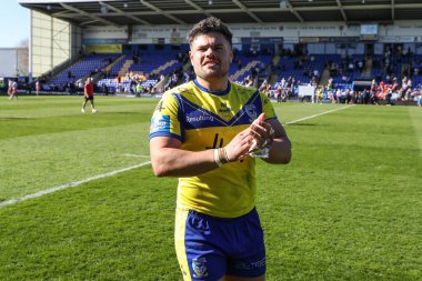 Warrington Wolves 'tan Joe Philbin, 5 Nisan 2025' te Halliwell Jones Stadyumu, Warrington 'da oynanan Betfred Challenge Kupası çeyrek final maçı sonrasında ev sahibi taraftarlarını alkışlıyor.