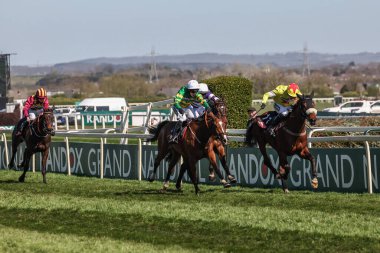 Mark Walsh 'un sürdüğü Dürüstlük Politikası, Harry Cobden' ın bindiği Regent 's Stroll' ün önüne itiyor. Randox Grand National 2025 Ulusal Günü 'nde 3.