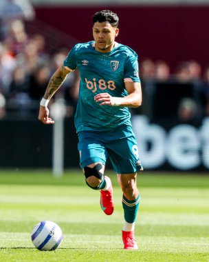 AFC Bournemouth takımından Evanilson, Premier League maçında topla koşuyor. West Ham United, Bournemouth 'a karşı Londra Stadyumu' nda, 5 Nisan 2025.