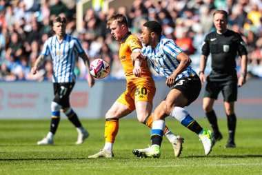 Hull City 'den Joe Gelhardt, Sheffield' li Pol Valentn ile birlikte 5 Nisan 2025 'te Sheffield Wednesday' in Hillsborough, Sheffield, İngiltere 'de Hull City' ye karşı oynadığı maçta Çarşamba günü Sheffield Championship maçında top için mücadele edecek.