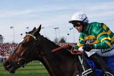 Nico De Boinville 'in bindiği Jonbon, Randox Grand 2025 Kadınlar Günü' nde Emeklilik Uzmanı Melling Chase 'in 4 Nisan 2025' te Liverpool, İngiltere 'deki Aintree Yarış Pisti' nde başı çekiyor.