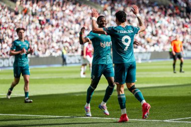 AFC Bournemouth takımından Evanilson, 5 Nisan 2025 'te Londra' daki Londra Stadyumu 'nda oynanan Premier League maçında takım arkadaşlarıyla yaptığı maçı 0-1 kazanarak kutluyor.