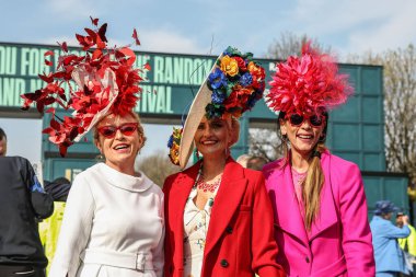 Bayanlar, Randox Grand National 2025 Bayram Günü 'nde İngiltere' nin Liverpool kentindeki Aintree Hipodromu 'na gelir.