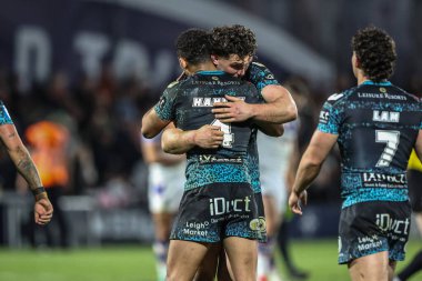 Leopar Leoparlar 'dan Umyla Hanley ve Leopar Leopar' dan Robbie Mulhern, Birleşik Krallık 'ın Wakefield Stadyumu' nda 4 Nisan 2025 'de oynanan Betfred Challenge Kupası çeyrek final maçında galibiyeti kutluyorlar.