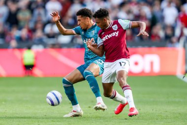 AFC Bournemouth takımından James Hill, Premier League maçında West Ham United 'ın Bournemouth' a karşı 5 Nisan 2025 'te Londra Stadyumu' nda Luis Guilherme ile top mücadelesi verdi.