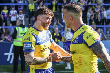 Warrington Wolves 'tan Matty Ashton ve Warrington Wolves' tan Paul Vaughan, 6 Nisan 2025 'te Halliwell Jones Stadyumu' nda oynanan Betfred Challenge Cup Quarter Final Maçı 'nda zaferi kutladılar.