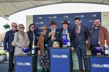 Bay F Green ve Bay J Chinn, 5 Nisan 2025 'te Aintree Yarış Pisti, Liverpool' da düzenlenen Randox Grand National 2025 Ulusal Günü 'nde Cruz Kontrol' ün sahibi.