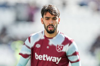 West Ham United takımından Lucas Paqueta, 5 Nisan 2025 'te Londra' daki Londra Stadyumu 'nda oynanan Premier League karşılaşması öncesinde ısınıyor.