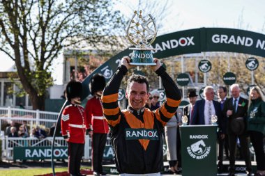 Patrick Mullins, 5 Nisan 2025 'te Aintree Yarış Pisti, Liverpool' da düzenlenen Randox Grand National 2025 Ulusal Günü 'nde Büyük Ulusal Kupayı kaldırdı.