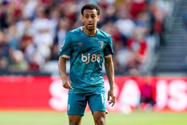 AFC Bournemouth takımından Tyler Adams, 5 Nisan 2025 'te Londra' da oynanan Premier League maçında West Ham United ve Bournemouth maçını izliyor.