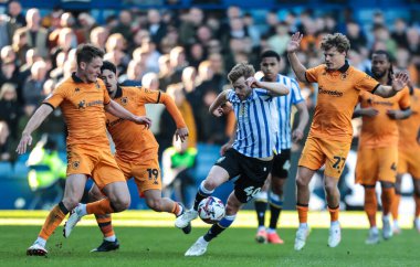 Sheffield Çarşamba günü Sheffield Wednesday 'in 5 Nisan 2025' te Hillsborough, Sheffield, İngiltere 'de Hull City' ye karşı oynadığı Sky Bet Şampiyonası maçında topu kırıyor.